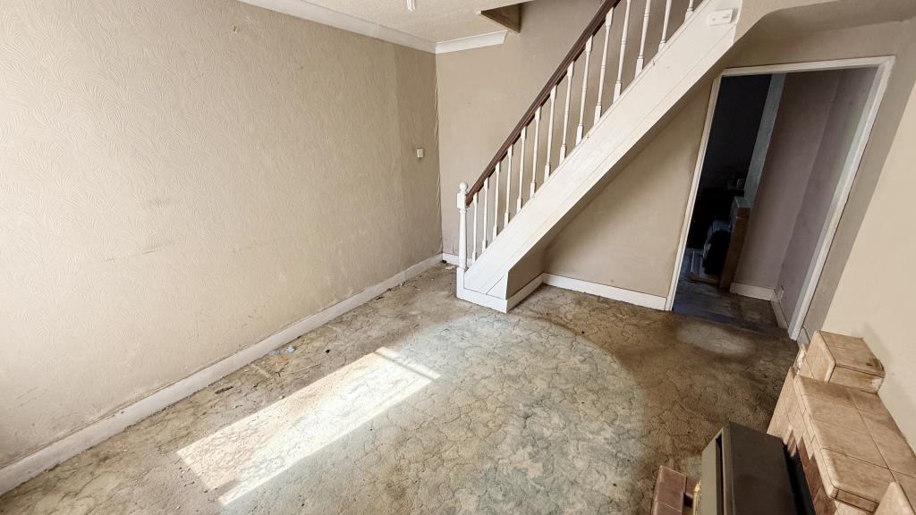 Lot: 106 - HOUSE IN NEED OF MODERNISATION AND REFURBISHMENT - Interior image of dining room from kitchen